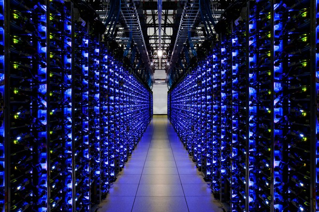 Image de serveurs allumés dans un datacenter
